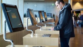 Studierender recherchiert im digitalen Katalog im Foyer der Unibibliothek in Rostock