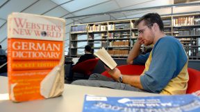Un étudiant lit un livre dans la bibliothèque de la faculté de philologie de l'Université libre de Berlin.