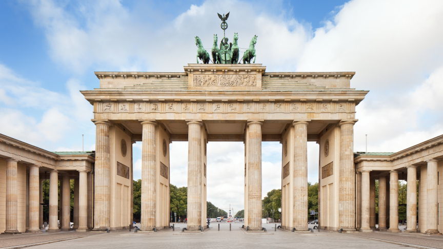 La porte de Brandebourg à Berlin à la lumière du jour.